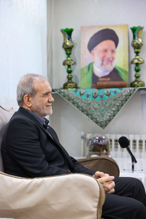 دیدار پزشکیان با خانواده شهدای خدمت