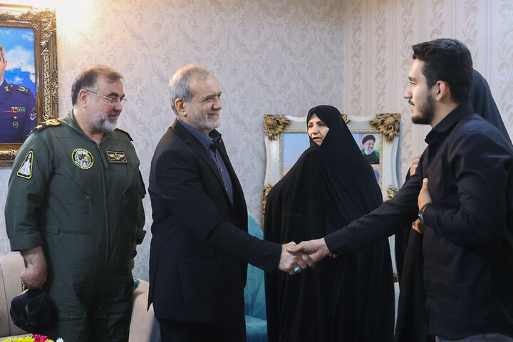 دیدار پزشکیان با خانواده شهدای خدمت
