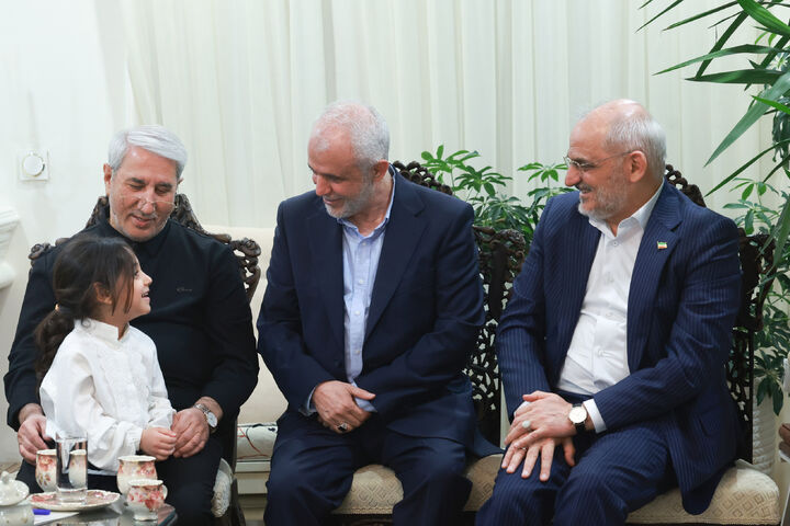 دیدار پزشکیان با خانواده شهدای خدمت