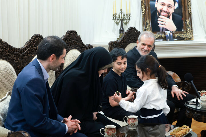 دیدار پزشکیان با خانواده شهدای خدمت