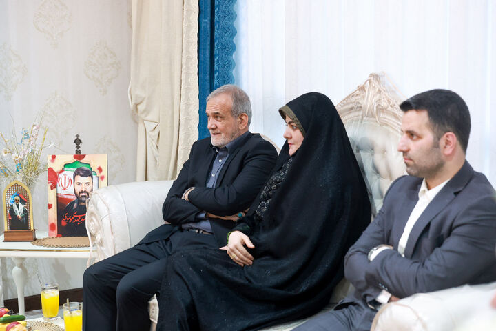 دیدار پزشکیان با خانواده شهدای خدمت