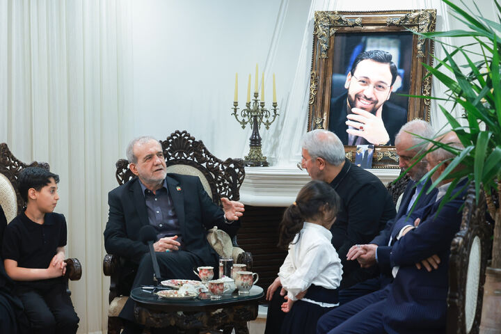 دیدار پزشکیان با خانواده شهدای خدمت