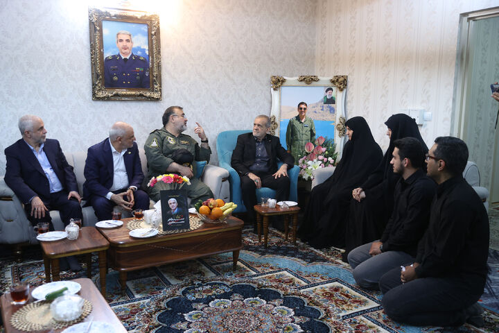 دیدار پزشکیان با خانواده شهدای خدمت