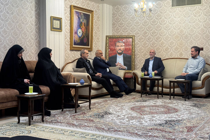 دیدار پزشکیان با خانواده شهدای خدمت