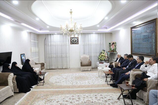 دیدار عارف با خانواده شهید رئیسی و شهید رحمتی دیدار عارف با خانواده شهید رئیسی و شهید رحمتی