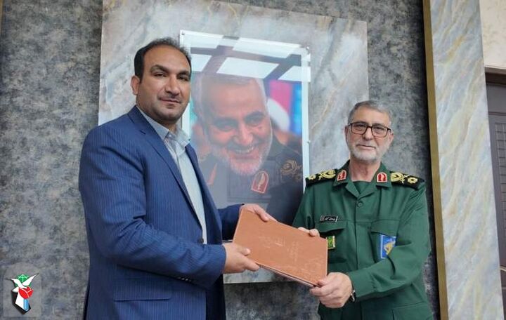 تقدیر فرمانده سپاه ایلام از مدیرکل بنیاد شهید استان تقدیر فرمانده سپاه ایلام از مدیرکل بنیاد شهید استان