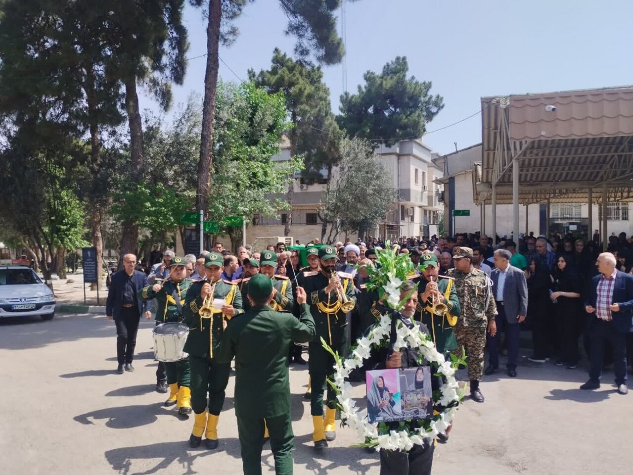 مراسم تشییع پیکر همسر و مادر شهیدان عامری