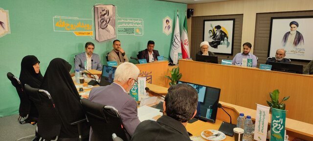 تقریظ رهبر معظم انقلاب بر کتاب «روحالله» منتشر شد