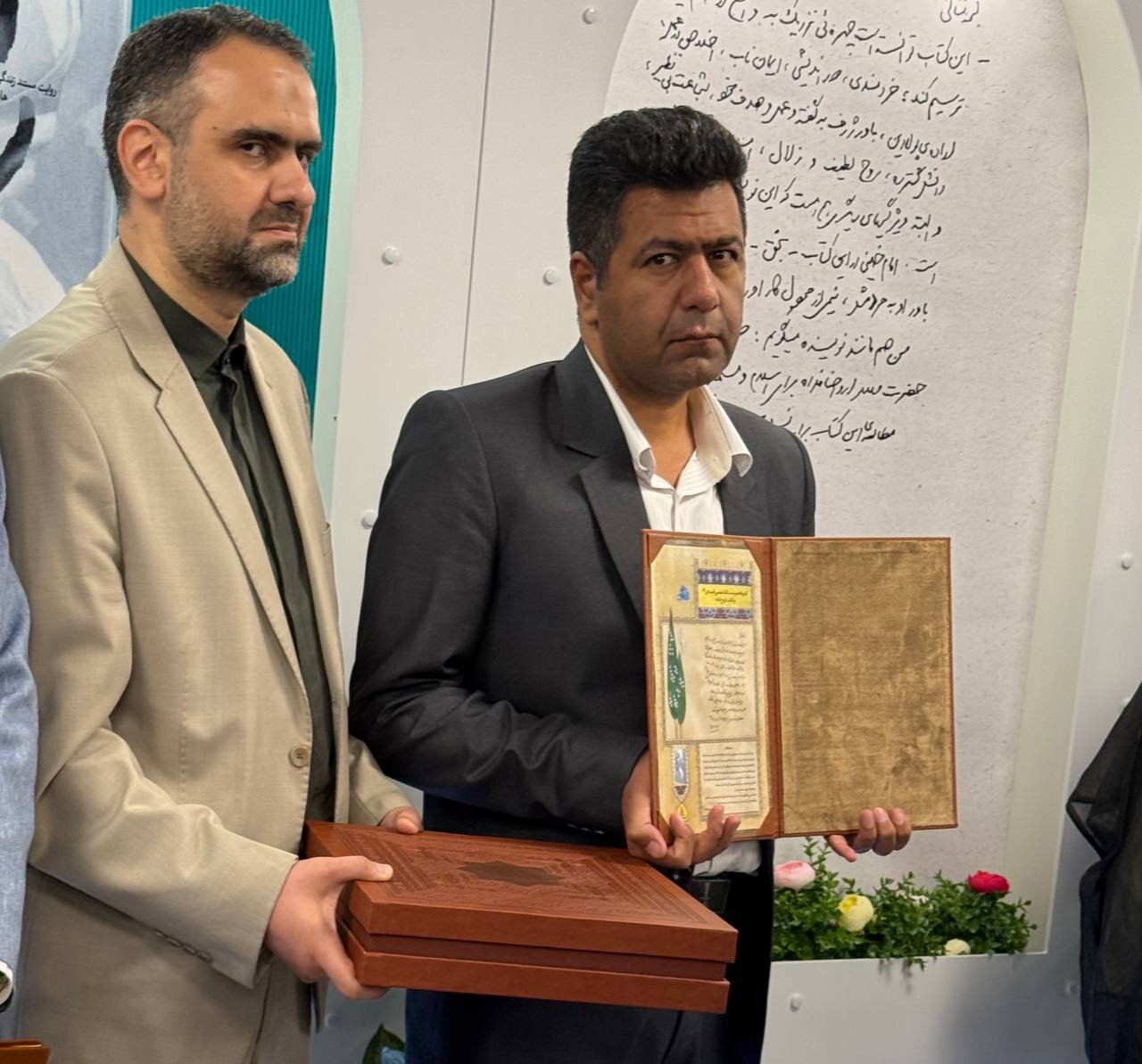 تقریظ رهبر معظم انقلاب بر کتاب «روحالله» منتشر شد