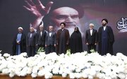 رونمایی از کتاب ۱۰ جلدی سفیر امام و انقلاب
