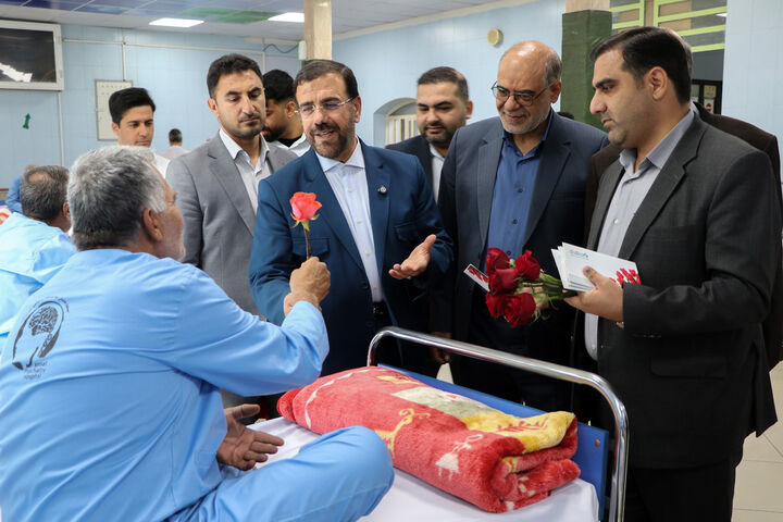 ادای احترام استاندار فارس به جانبازان بستری در بیمارستان اعصاب و روان جنت شیراز ادای احترام استاندار فارس به جانبازان بستری در بیمارستان اعصاب و روان جنت شیراز