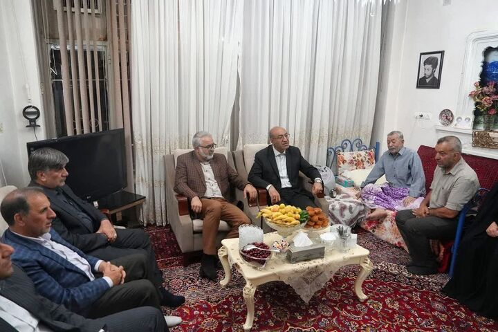 خانوادههای شهدا ستونهای اصلی عزت و امنیت کشور هستند خانوادههای شهدا ستونهای اصلی عزت و امنیت کشور هستند