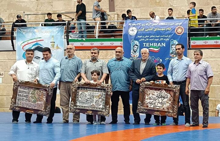 تیم الماس خودرو قهرمان دومین دوره رقابتهای کشتی آزاد جام شهدای کشتیگیر شد تیم الماس خودرو قهرمان دومین دوره رقابتهای کشتی آزاد جام شهدای کشتیگیر شد