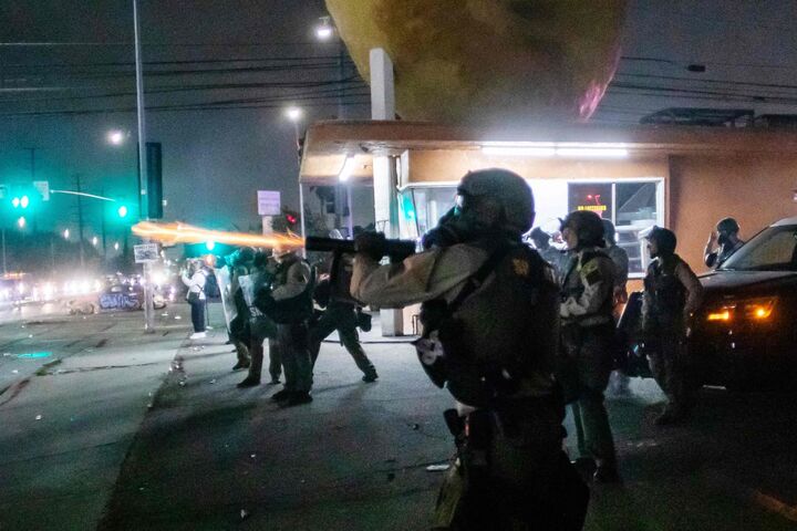 آشوب در آمریکا/ ترامپ دستور سرکوب داد + عکس و فیلم آشوب در آمریکا/ ترامپ دستور سرکوب داد + عکس و فیلم