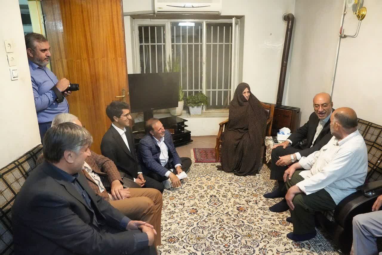 خانوادههای شهدا ستونهای اصلی عزت و امنیت کشور هستند