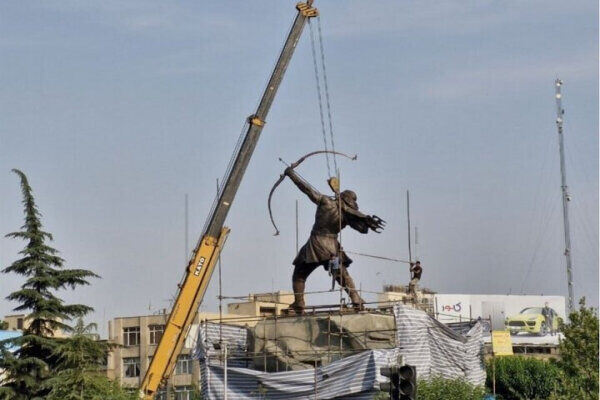 نصب مجسمه ۱۵ متری آرش کمانگیر نصب مجسمه ۱۵ متری آرش کمانگیر