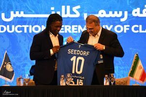 نیمکت استقلال روی هوا؛ سیدورف در حال خوشگذرانی! نیمکت استقلال روی هوا؛ سیدورف در حال خوشگذرانی!