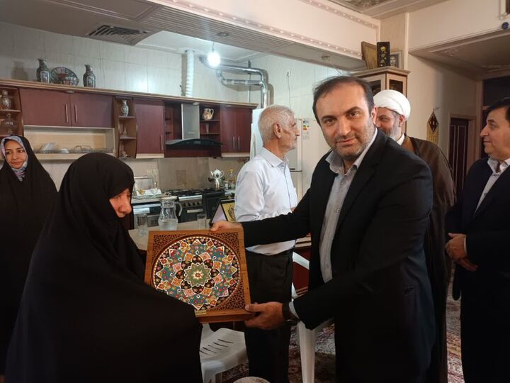 دیدار نریمانی با خانواده شهدای سادات دیدار نریمانی با خانواده شهدای سادات