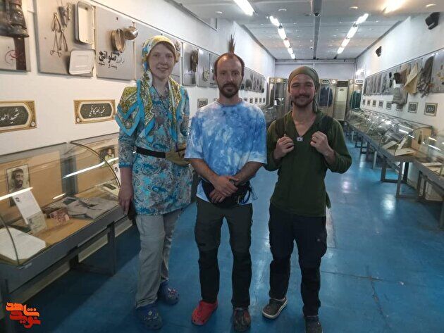 بازدید سه گردشگر روس از موزه شهدا+ عکس بازدید سه گردشگر روس از موزه شهدا+ عکس