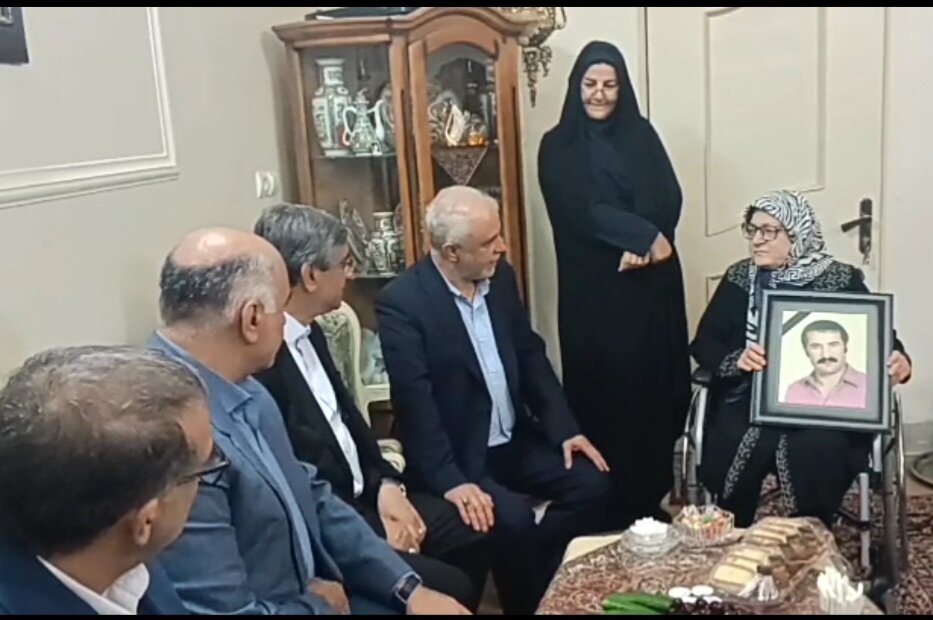 دیدار اوحدی با خانواده‌های شهدا و ایثارگران بروجرد