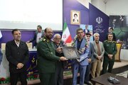 تقدیم مدال طلای جهانی شناگر سمنانی به یک شهید
