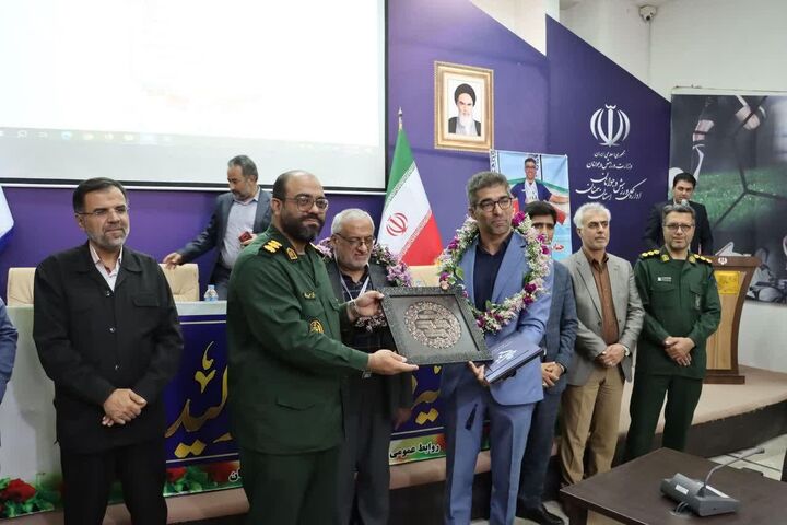 تقدیم مدال طلای جهانی شناگر سمنانی به شهید مدافع حرم تقدیم مدال طلای جهانی شناگر سمنانی به شهید مدافع حرم