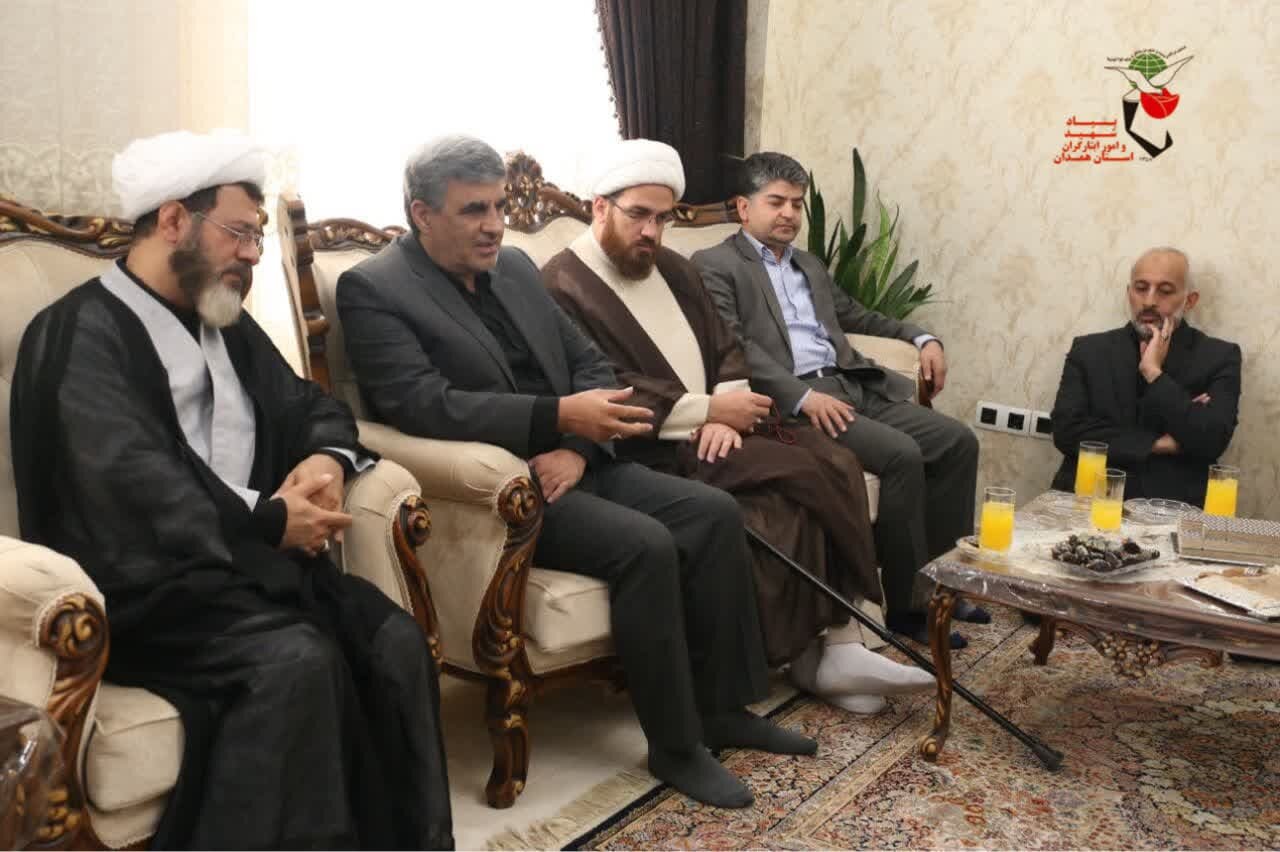 مدیرکل بنیاد شهید همدان با خانواده شهید احمدی