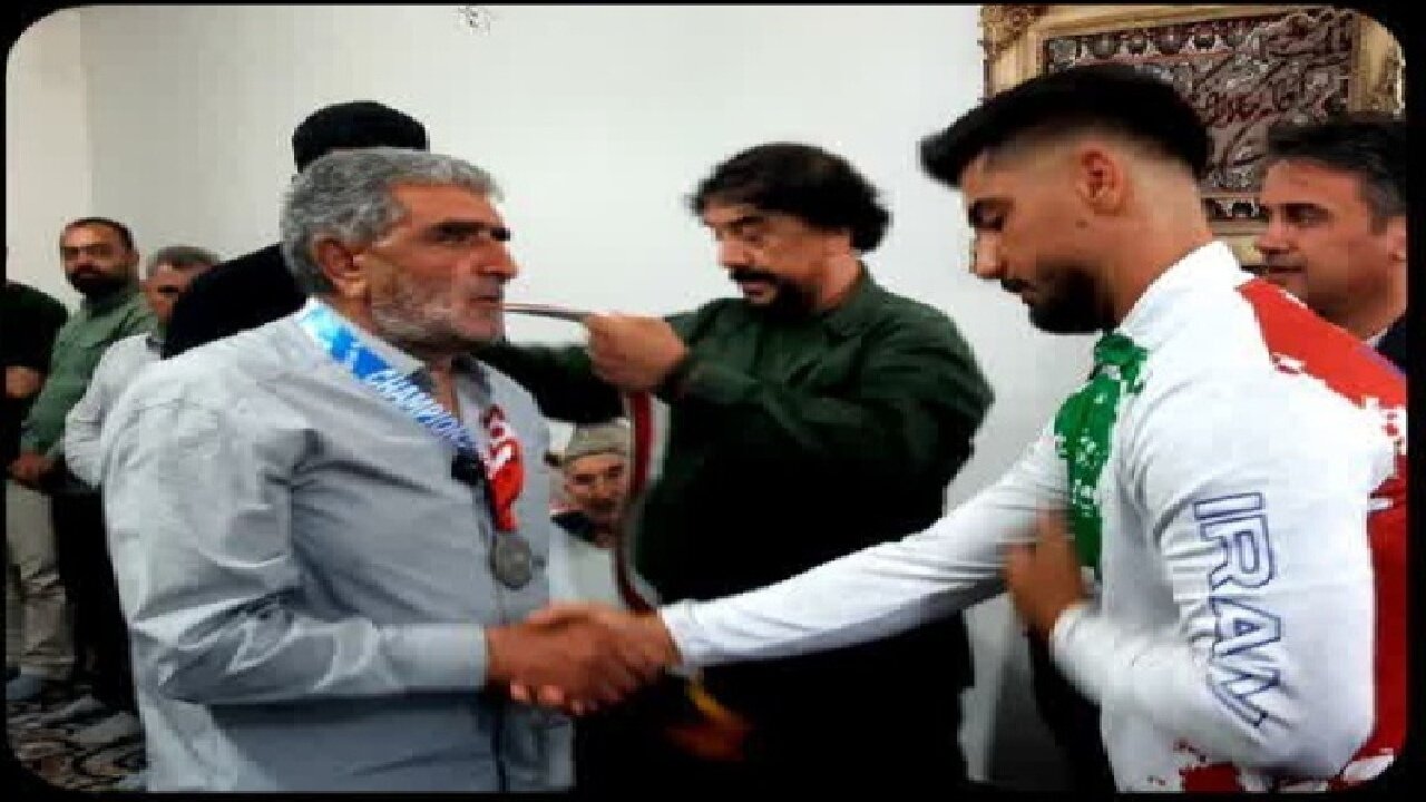 قهرمان آسیایی مدالش را به خانواده شهید مرادی فرد تقدیم کرد
