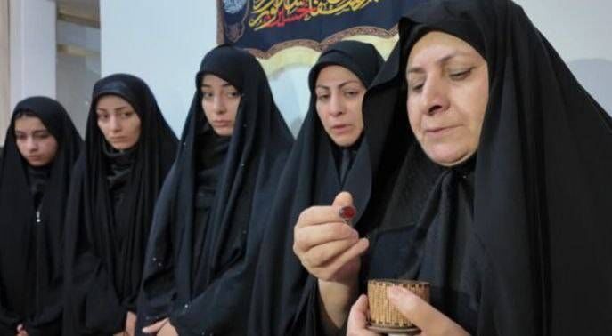 اهدای انگشتر رهبر انقلاب به خانواده شهید اهدای انگشتر رهبر انقلاب به خانواده شهید