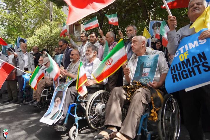 تجمع خانواده‌ شهدا و ایثارگران در مقابل دفتر سازمان ملل