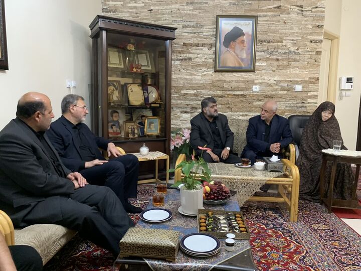 دیدار رئیس بنیاد شهید با مادر شهید سپهبد باقری دیدار رئیس بنیاد شهید با مادر شهید سپهبد باقری