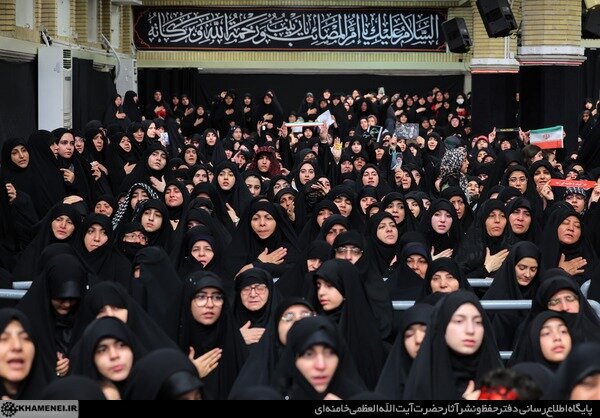 مراسم عزاداری شب عاشورای حسینی (علیهالسلام) در حسینیه امام خمینی با حضور رهبر انقلاب