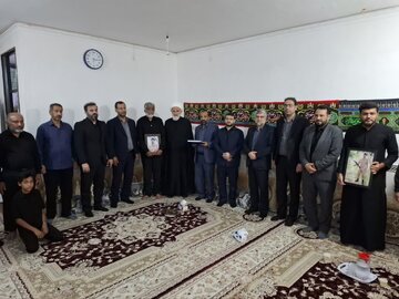 دیدار نماینده بنیاد شهید با خانواده شهدا در آبادان و خرمشهر