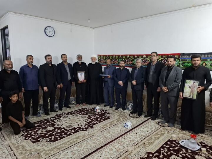 دیدار نماینده بنیاد شهید با خانواده شهدا در آبادان و خرمشهر دیدار نماینده بنیاد شهید با خانواده شهدا در آبادان و خرمشهر