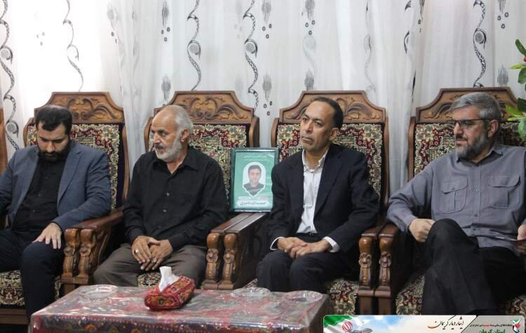 دیدار مشاور رییس بنیاد شهید با خانواده شهدای جنگ تحمیلی 12 روزه کرمان