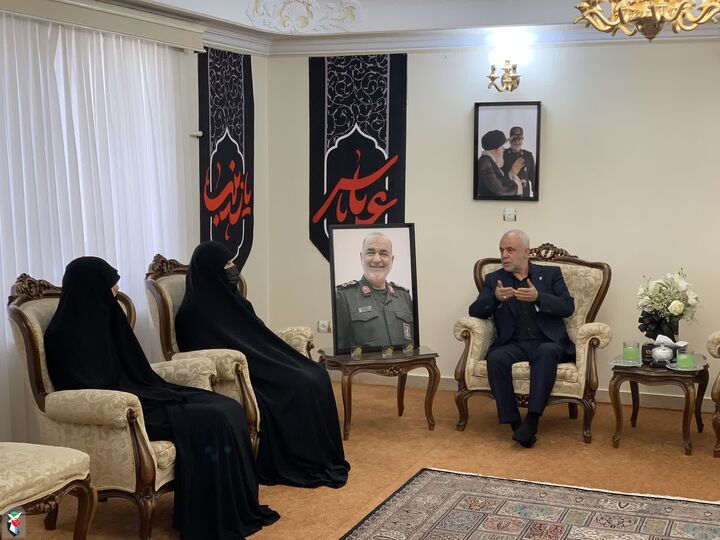 دیدار رییس بنیاد شهید و امور ایثارگران با خانواده «سردار شهید حسین سلامی»