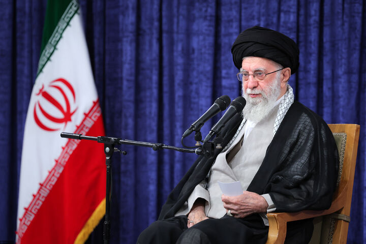 ملت با جهتگیریهای گوناگون سیاسی و وزن متفاوت مذهبی پای ایران ایستاد ملت با جهتگیریهای گوناگون سیاسی و وزن متفاوت مذهبی پای ایران ایستاد