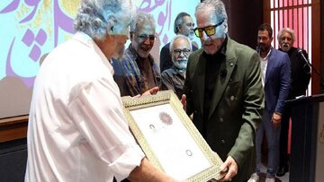 گواهینامه درجه یک هنری به ابوالفضل پورعرب اهدا شد