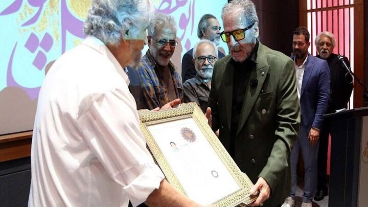 گواهینامه درجه یک هنری به ابوالفضل پورعرب اهدا شد