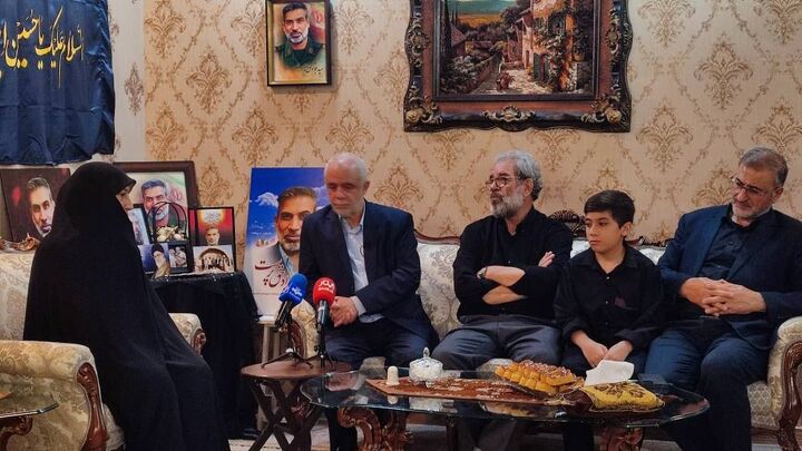 دیدار اوحدی با خانواده سردار شهید علی باباخانی دیدار اوحدی با خانواده سردار شهید علی باباخانی