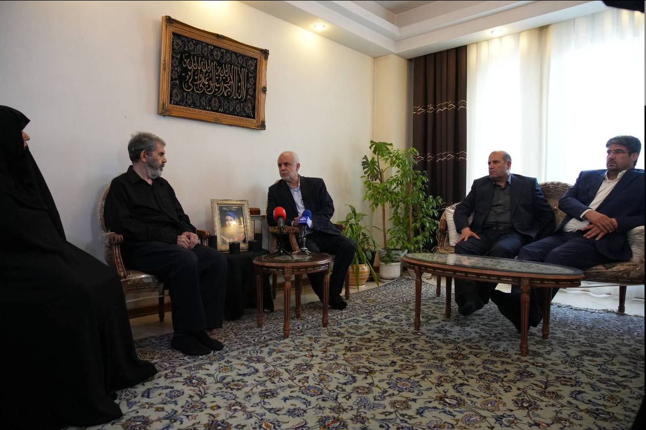 دیدار رئیس بنیاد شهید با ۳ خانواده شهید/ "متعهد به خدمت بیمنت به خانواده شهدا هستیم"