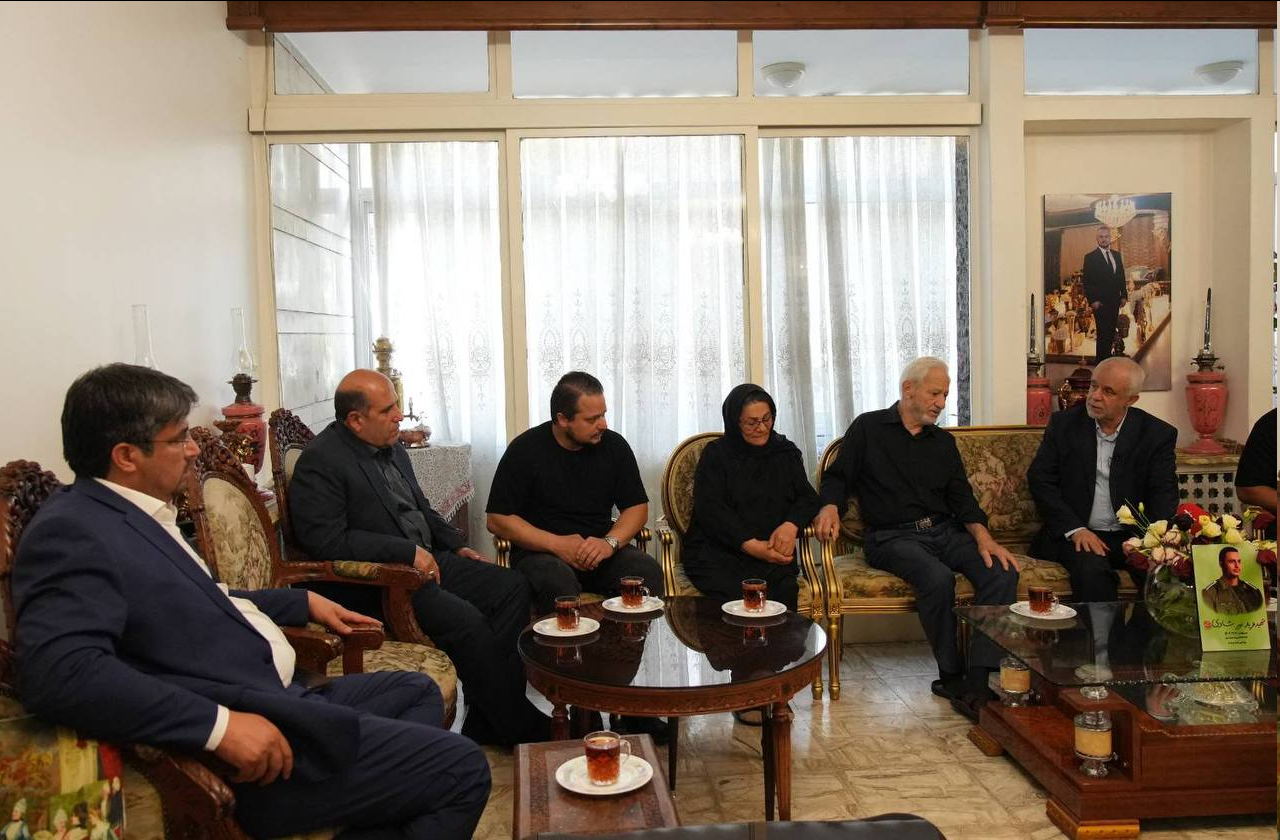 دیدار رئیس بنیاد شهید با ۳ خانواده شهید/ "متعهد به خدمت بیمنت به خانواده شهدا هستیم"