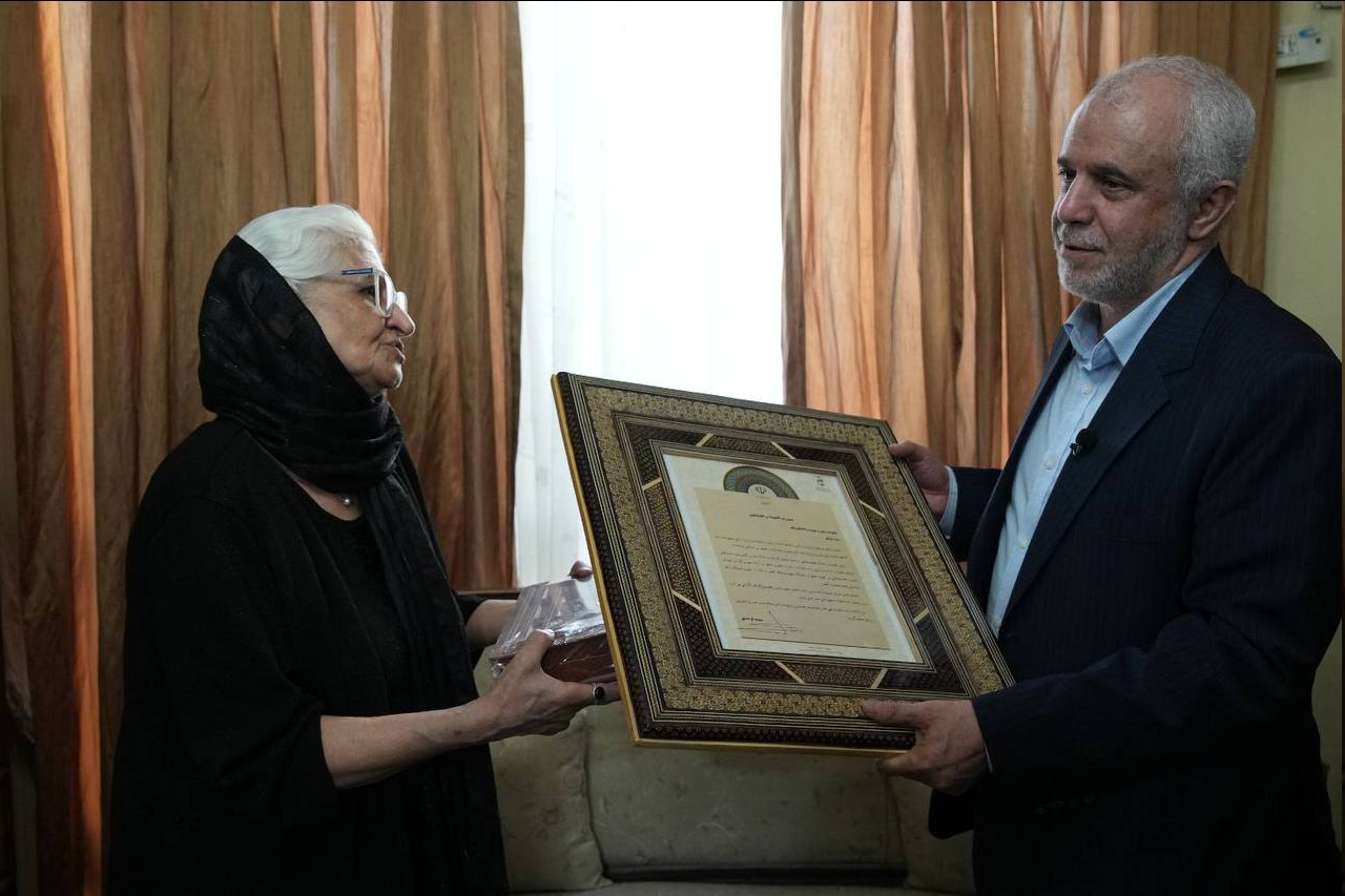 دیدار رئیس بنیاد شهید با ۳ خانواده شهید/ "متعهد به خدمت بیمنت به خانواده شهدا هستیم"