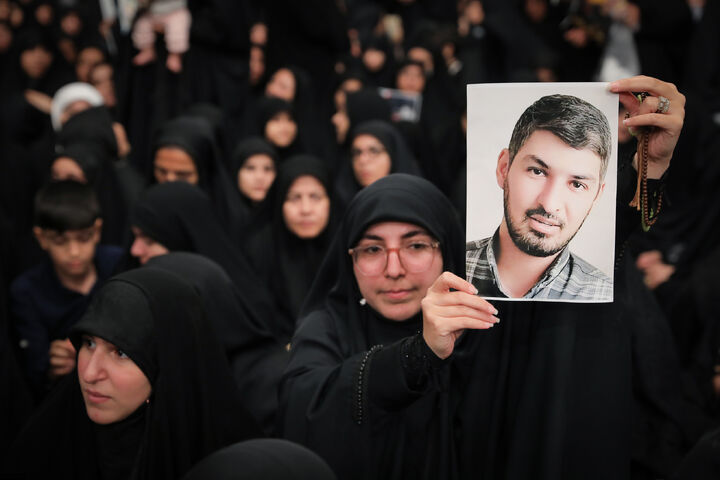 دیدار رهبر انقلاب با خانواده شهدا