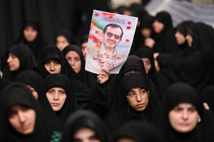 دیدار رهبر انقلاب با خانواده شهدا