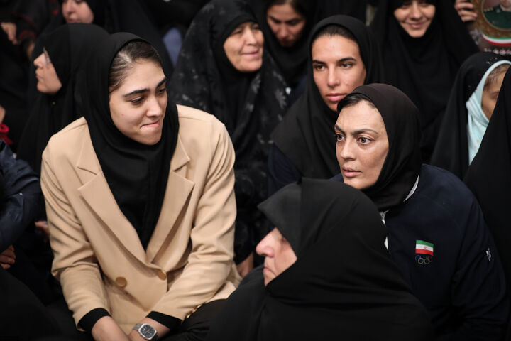 دیدار رهبر انقلاب با خانواده شهدا
