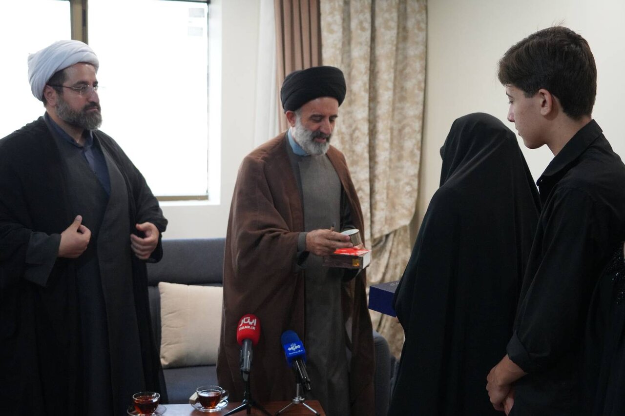 ابلاغ سلام و تسلیت رهبر معظم انقلاب اسلامی به خانواده معظم شهید / این شهید عزیز مصداق بارز روایت «عاش شهیداً، مات شهیداً» بود