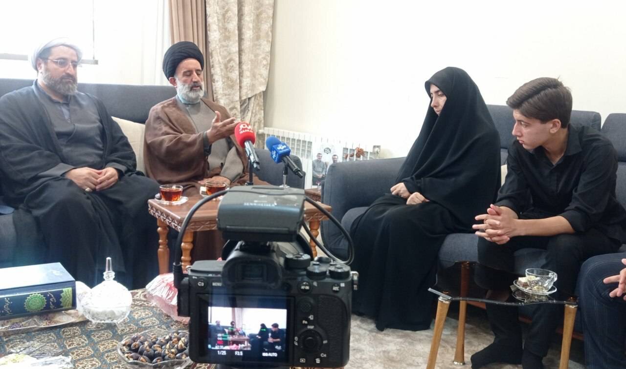 ابلاغ سلام و تسلیت رهبر معظم انقلاب اسلامی به خانواده معظم شهید / این شهید عزیز مصداق بارز روایت «عاش شهیداً، مات شهیداً» بود