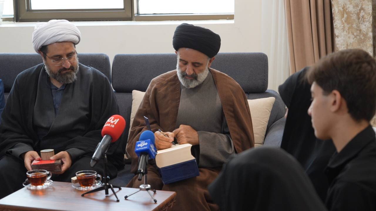 ابلاغ سلام و تسلیت رهبر معظم انقلاب اسلامی به خانواده معظم شهید / این شهید عزیز مصداق بارز روایت «عاش شهیداً، مات شهیداً» بود