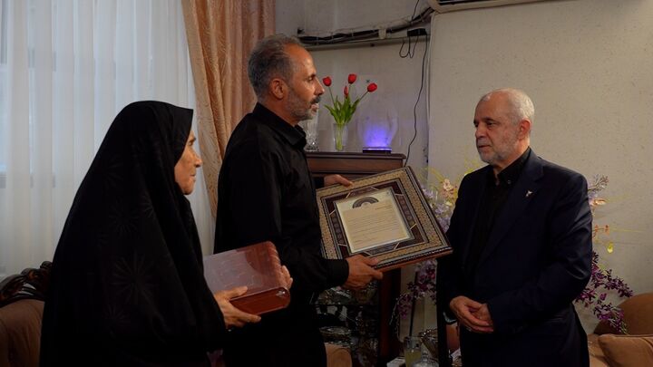 انسجام و وحدت بین مردم ثمره خون شهداست انسجام و وحدت بین مردم ثمره خون شهداست